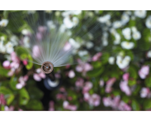 Bewässerungssystem im Einsatz vor Blumenbeet