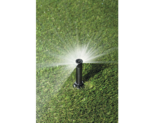 Versenkregner bewässert Rasenfläche