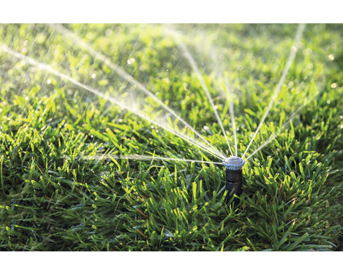 Versenkregner beim Bewässern eines Rasens