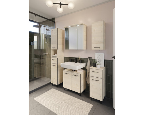 Salle de bains lumineuse avec lavabo, armoire de toilette et armoires hautes aspect bois