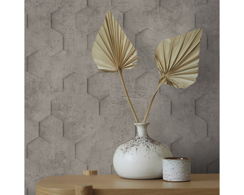 Nahaufnahme einer Wand mit sechseckigem Wandpaneel und dekorativer Vase mit Trockenblumen auf einem Holztisch