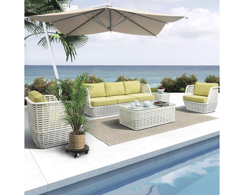 Scène avec ensemble de meubles de terrasse composé d''un canapé, d''un fauteuil, d''une table et d''un parasol au bord de la piscine