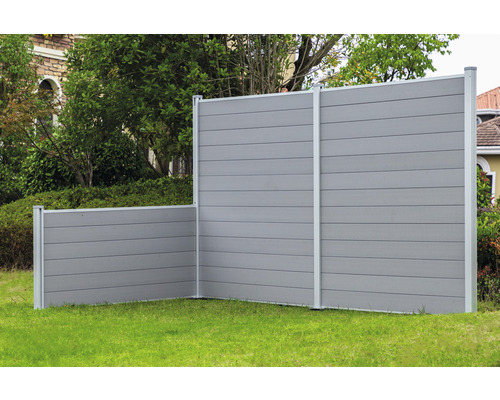 Sichtschutzzaun aus Holz und Metall im Garten