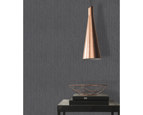 Graue Tapete mit Textilstruktur, Tisch mit Dekoration und Lampe