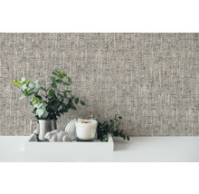 Dekorative Wand mit Textiltapete, Tisch mit Kerze und Pflanze