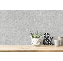 Tapete mit Textilstruktur auf einer Wand