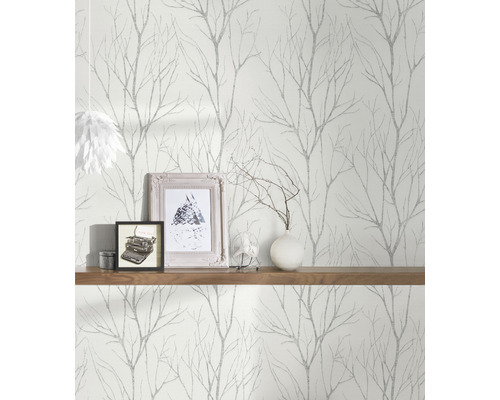 Wandgestaltung mit Tapete mit Baumdesign, Regal und Dekoration