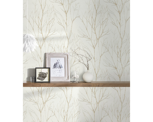 Szene mit einer Wandtapete mit Baumzweigmuster, einem Holzregal und dekorativen Gegenständen wie Bilderrahmen und einer Vase.