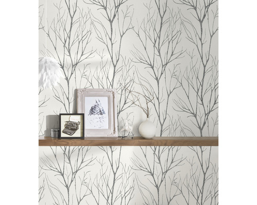 Tapete mit Baumzweig-Muster, Holzregal mit Dekoration