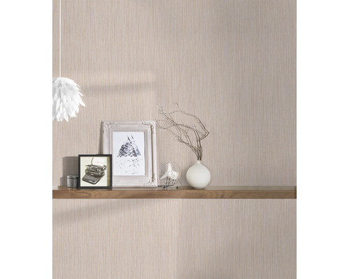 Wohnraum mit gemusterter Tapete und Holzregal mit Dekorationen