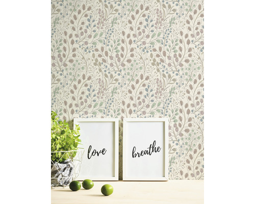 Gemusterte Tapete mit Blätterdesign, kombiniert mit dekorativen Elementen für eine stilvolle Raumgestaltung