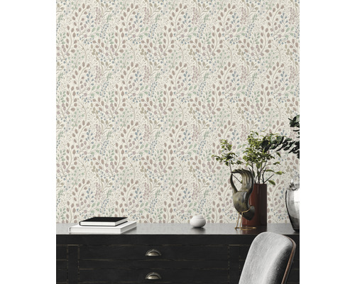 Raumszene mit floral gemusterter Tapete, Kommode, Dekoration und Stuhl