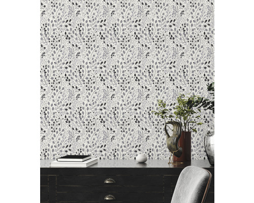 Szene mit gemusterter Tapete mit Blatt- und Beerenmotiv