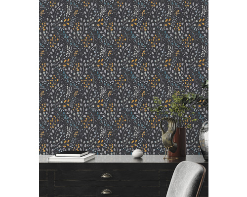 Tapete mit Blättern und Blumenmuster in einem Interieur