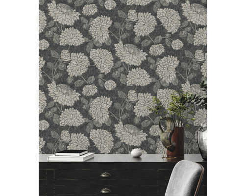 Nahaufnahme einer floralen Tapete mit schwarzem Hintergrund und weißem Blumenmuster.