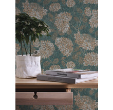 Pièce décorative avec papier peint à fleurs, table en bois, plante en pot et livres