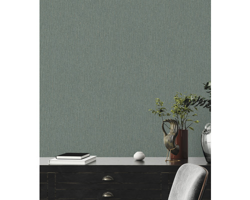 Textiltapete im Wohnraum mit Kommode und Dekoration