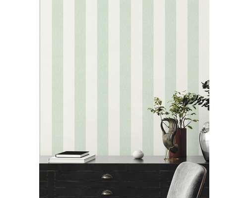 Wandgestaltung mit Tapete im Streifenmuster