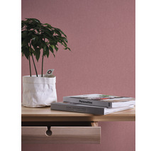 Dekoratives Interieur mit Zimmerpflanze und Büchern auf einem Holztisch