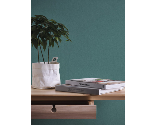 Plante d''intérieur décorative dans un sac en papier avec deux livres sur une table en bois avec tiroir