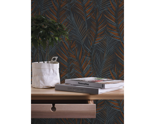 Papier peint décoratif avec motif de feuilles de palmier tropical dans une pièce avec table et plante.