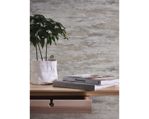 Dekorative Wandgestaltung mit Pflanze im Topf und Büchern auf einem Holztisch