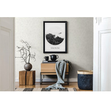 Wohnraum mit gemusterter Tapete, Holztisch und Dekorationen