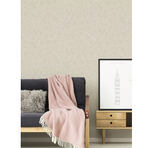 Wohnzimmer mit Struktur Tapete, Sofa, Decke und Beistelltisch