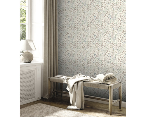 Heller Raum mit floral gemusterter Tapete, Bank und Vorhang