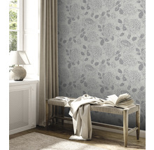 Vue d''une pièce avec papier peint à motifs floraux, banc et fenêtre.