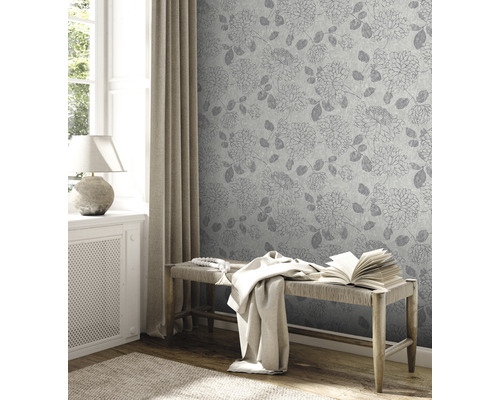 Raumansicht mit floral gemusterter Tapete, Bank und Fenster.