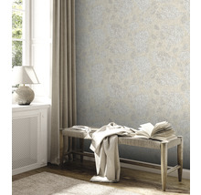 Szene mit floral gemusterter Tapete, Bank, Vorhang und Lampe