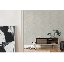 Wohnzimmer mit floral gemusterter Tapete, Lowboard und Hund