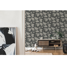 Wohnzimmer mit geblümter Tapete, Kommode und Hund
