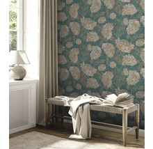 Intérieur avec papier peint à fleurs, banc et décoration