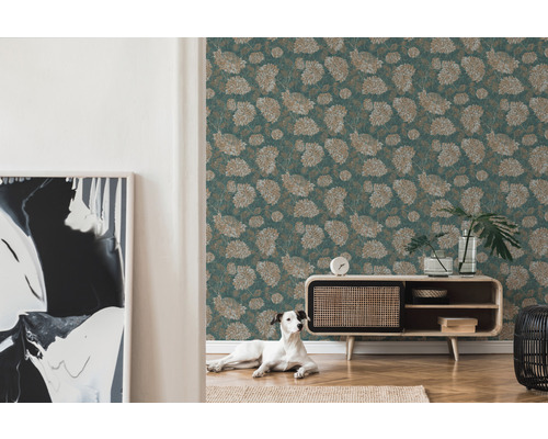 Wohnzimmer mit Wandtapete mit Blütenmuster, Kommode und Hund