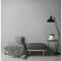 Pièce lumineuse avec coin salon, lampadaire et mur décoratif