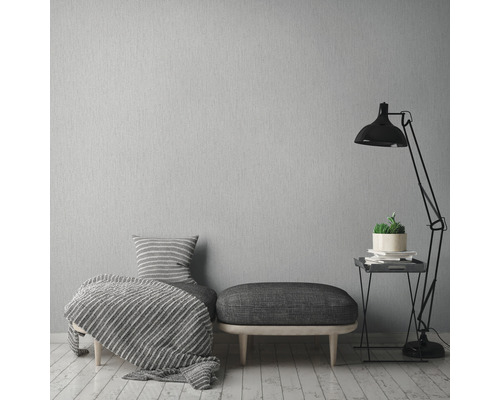 Heller Raum mit Sitzgelegenheit, Stehlampe und dekorativer Wand
