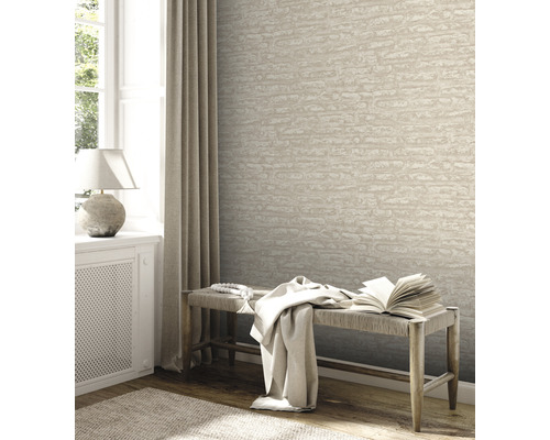 Papier peint en briques beige dans une pièce lumineuse avec une banquette