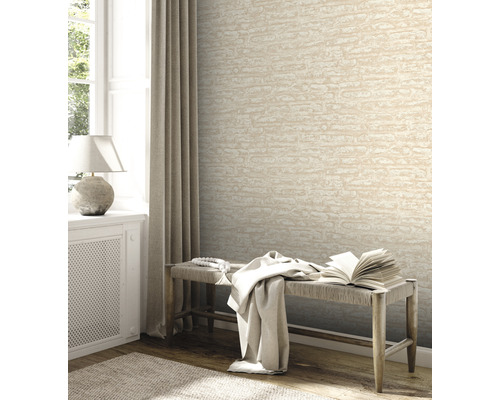 Salon avec papier peint à motifs, banc et fenêtre