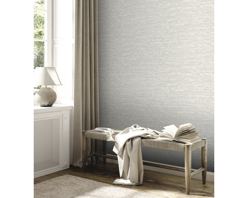Intérieur avec papier peint à motifs, banc, livre et décoration.