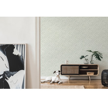 Heller Raum mit gemusterter Tapete, Sideboard und Hund