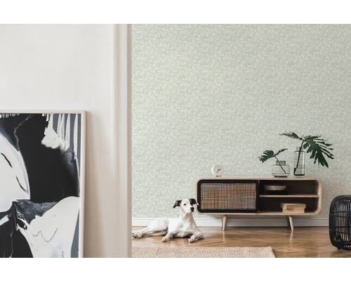 Heller Raum mit gemusterter Tapete, Sideboard und Hund