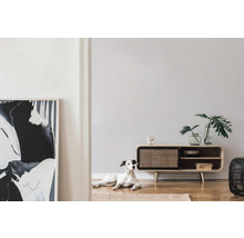 Wohnzimmer mit Kommode im Retro-Stil, Dekoration und einem Hund