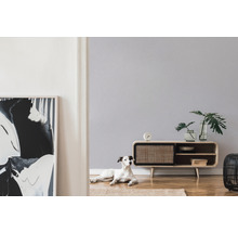 Wohnzimmer mit Lowboard, Dekoration, Gemälde und Hund auf Teppich