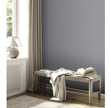 Modernes Zimmer mit grauer Tapete, Fenster, Vorhang und Sitzbank