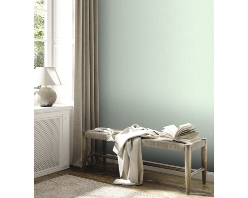 Heller Raum mit mintfarbener Tapete, Bank und Fenster