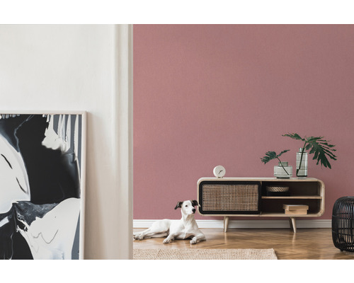 Séjour avec peinture murale rose, buffet et chien