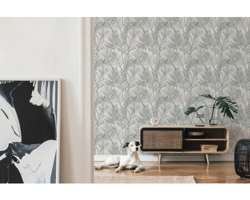 Wohnraum mit Palmenblatt-Tapete, Kommode und Dekoration