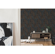 Wohnzimmer mit gemusterter Tapete, Kommode und Hund